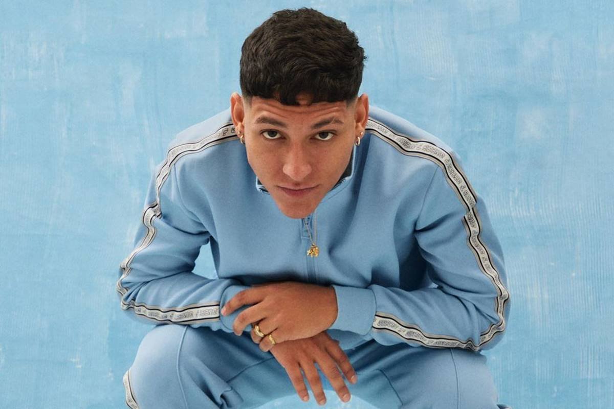 foto colorida de homem latino posando serio de conjunto de frio azul - metrópoles