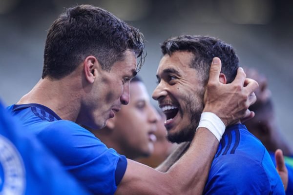 Imagem colorida de jogadores do Cruzeiro após gol contra o Patrocinense- Metrópoles