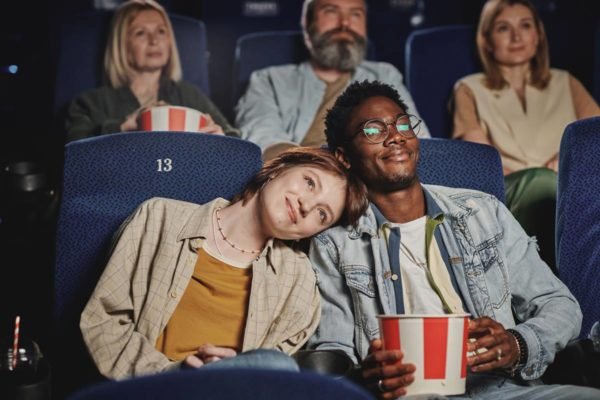 Casal assistindo filme no cinema