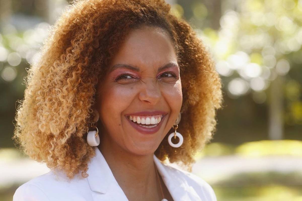 foto colorida de rosto de mulher negra sorrindo - metrópoles