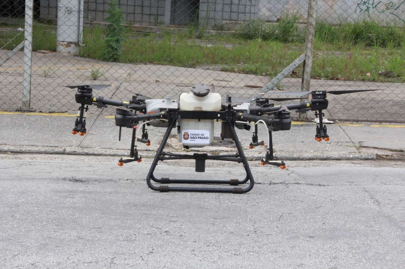 Foto colorida de um dos 26 drones, que são usados em ação de combate à dengue na capital de São Paulo; equipamentos sobrevoam áreas de difícil acesso para identificar criadouros e jogar larvicida - Metrópoles