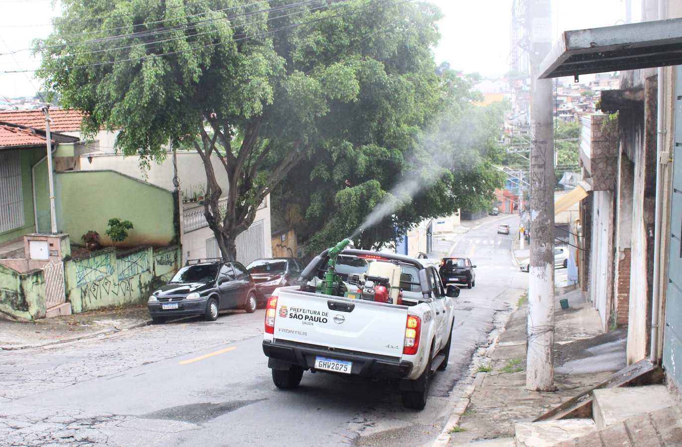 Foto colorida de veículo em ação de fumacê aplica inseticida em direção às casas; prefeitura adquiriu 15 mil litros do produto para combater a dengue - Metrópoles