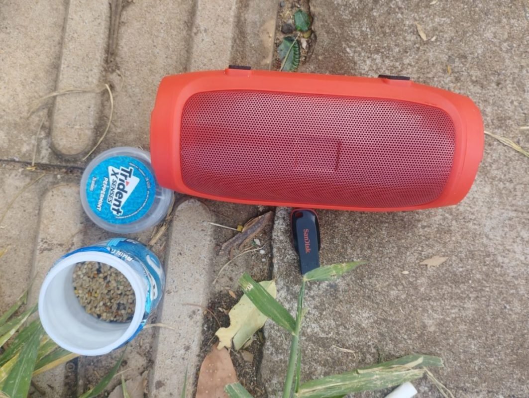 foto colorida de resgate feito pela Polícia Ambiental de duas aves silvestres usadas como isca por caçadores em Presidente Prudente; na foto, caixa de som portátil e pendrive com músicas com cantos de aves - Metrópoles