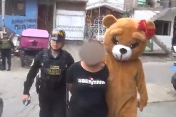 Policial usa fantasia de ursinho para prender mulher no peru - Metrópoles