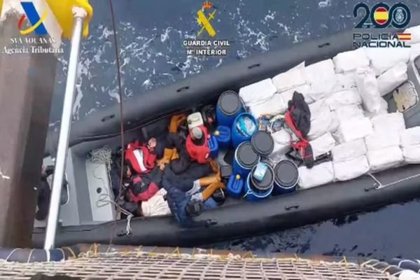 Imagem colorida do narco-barco apreendido na Espanha - Metrópoles
