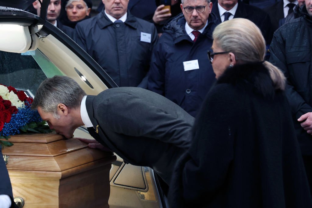 Emanuele Filiberto, duque de Sab&oacute;ia e pr&iacute;ncipe de Veneza, e a princesa Marina, duquesa de Sab&oacute;ia, no funeral de Vittorio Emanuele de Sab&oacute;ia, em 10 de fevereiro de 2024, em Torino, It&aacute;lia