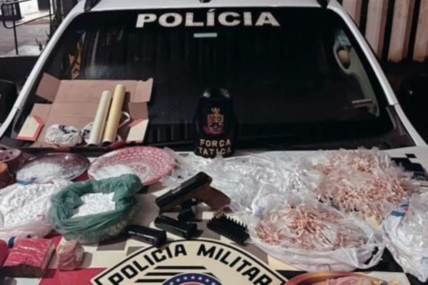 Imagem colorida mostra porções de droga em cima de carro da polícia militar; seis pessoas foram presas pela PM na ação na cidade de Botucatu, interior de São Paulo - Metrópoles