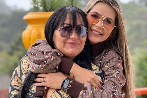Deolane Bezerra e a mãe, Solange, posam abraçadas e sorridentes durante viagem - Metrópoles