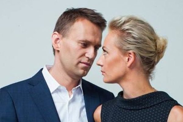 Imagem colorida de Alexei Navalny ao lado da esposa Yulia -Metrópoles
