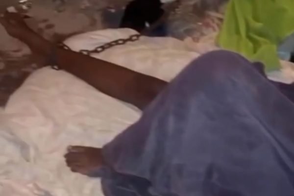 Mãe mantinha filha adolescente acorrentada pelo pé