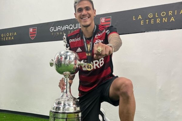 Pedro Guilherme, do Flamengo, posa sorridente com a taça - Metrópoles