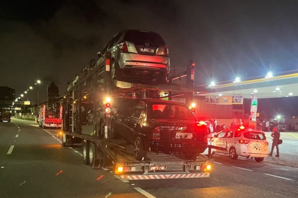 Imagem de carros sendo rebocados em caminhão - Metrópoles