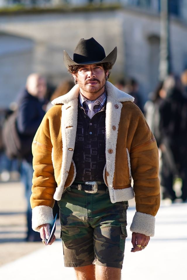 Na imagem com cor, homem branco posa com looks country - Metrópoles