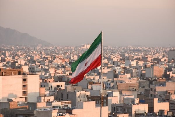 Imagem colorida da bandeira do Irã - Metrópoles