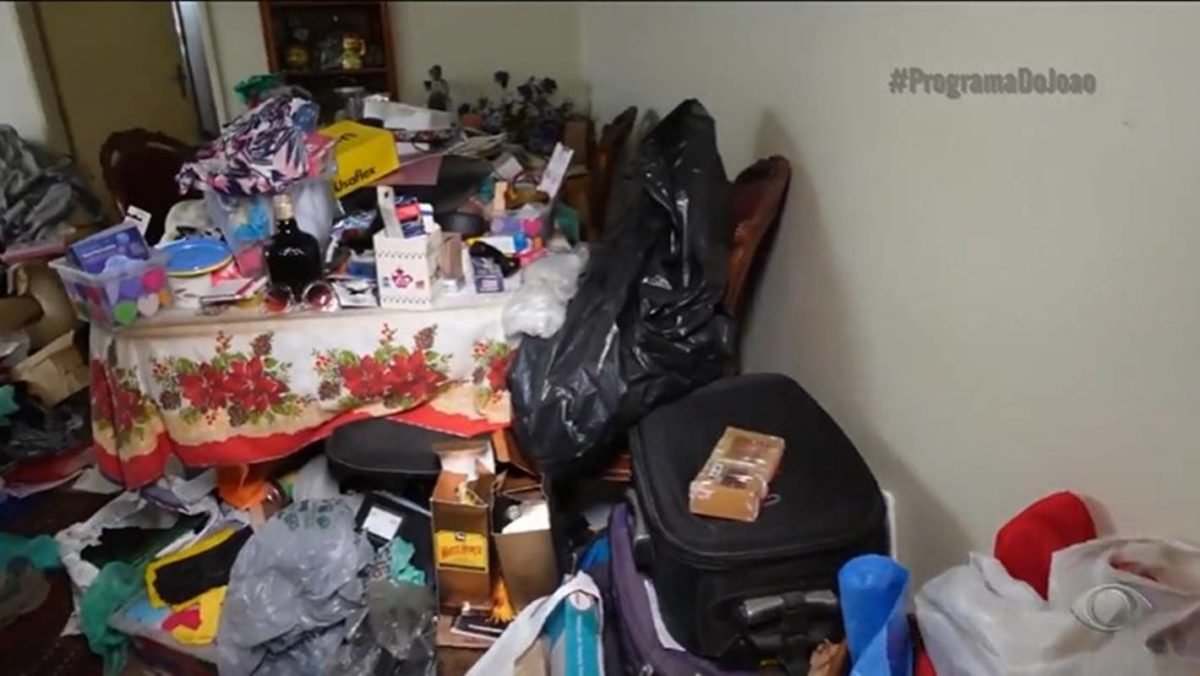 Foto colorida de casa de pessoa com transtorno de acumulação compulsiva - Metrópoles