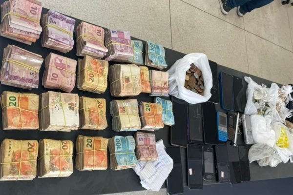 foto colorida de dinheiro, celulares e drogas apreendidos com suspeito de tráfico em Santos; no total, foram encontrados R$ 58 mil em dinheiro vivo - Metrópoles