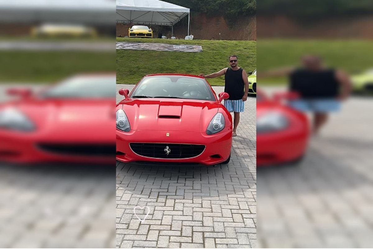 Homem com Ferrari