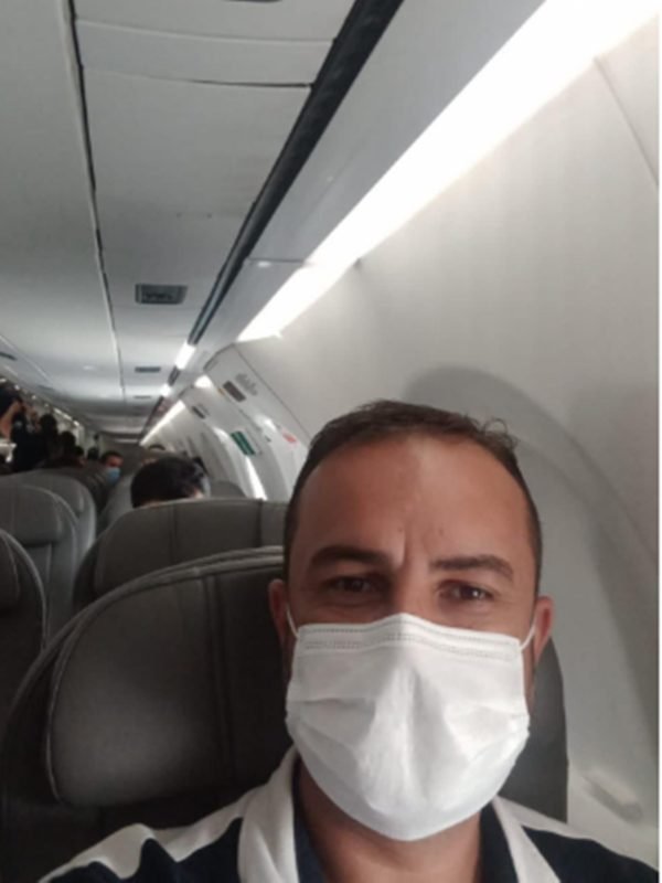 Homem de máscara em avião