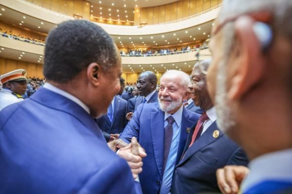 Imagem colorida do presidente Lula na Etiópia - Metrópoles