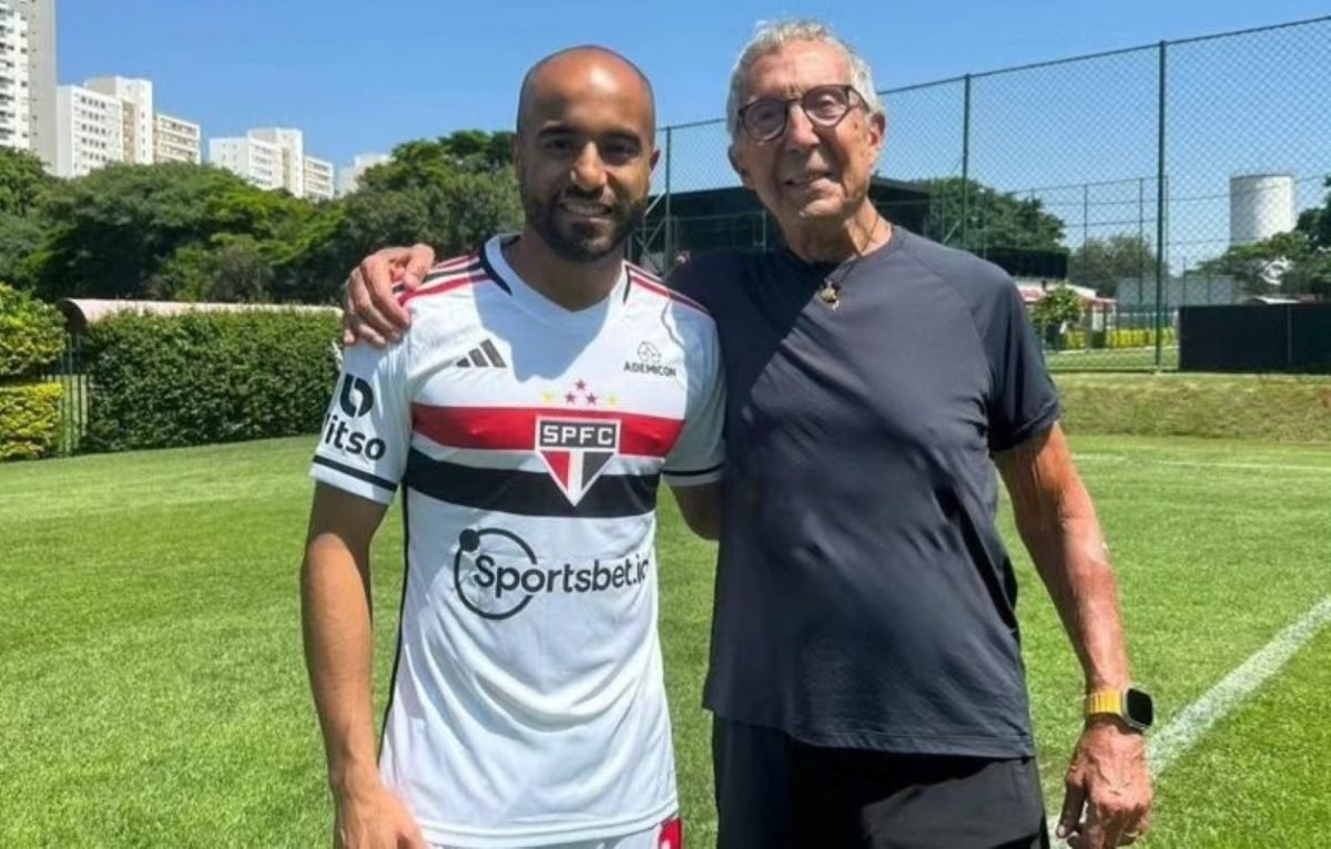 Lucas Moura e Abilio Diniz em fotografia colorida no CT do São Paulo - Metrópoles