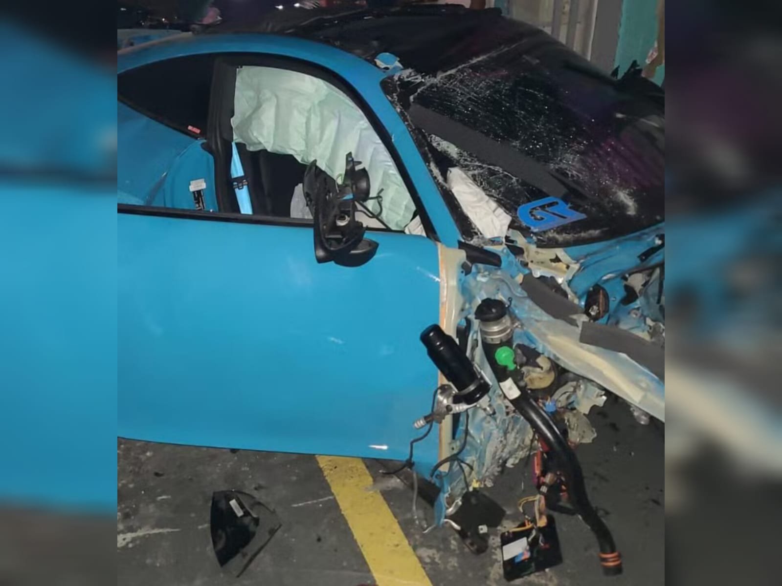 Imagem de Porsche azul com parte dianteira destruída - Metrópoles