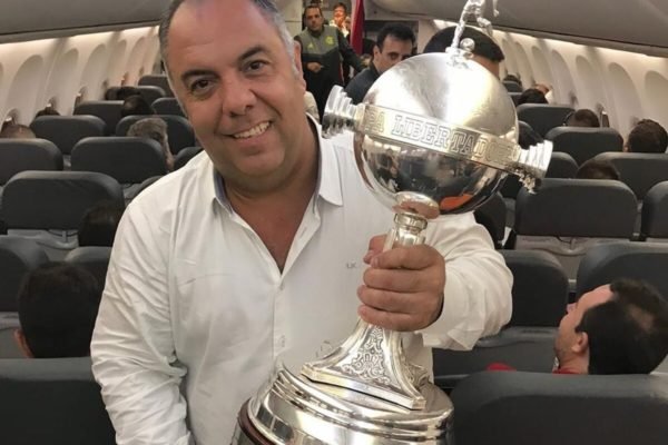 Marcos Braz posa com uma das taças do Flamengo dentro do avião - Metrópoles