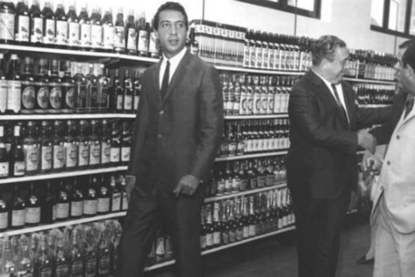 imagem em preto e branco Abilio Diniz quando jovem em supermercado da rede Pão de Açúcar - Metrópoles