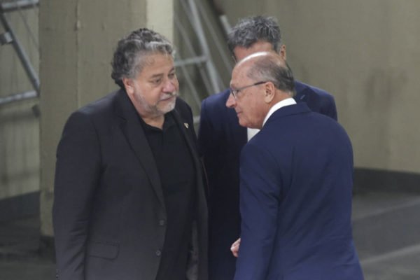 Vice-presidente Geraldo Alckmin (PSB) e o Presidente do São Paulo Julio Casares durante o velório do empresário Abilio Diniz - Metrópoles