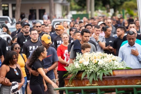 Foto colorida de pessoas no enterro do jovem Pedro Henrique Pereira Alves, que morreu afogado em uma cachoeira de Alto Paraíso (GO), na região da Chapada dos Veadeiros - metrópoles