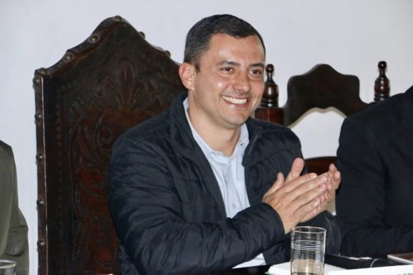 Imagem colorida de Lê Braga, prefeito de São José do Barreiro, interior de SP; ele é um homem branco, cabelos curtos, sem barba, vestindo um blazer preto e uma camisa azul clara - Metrópoles