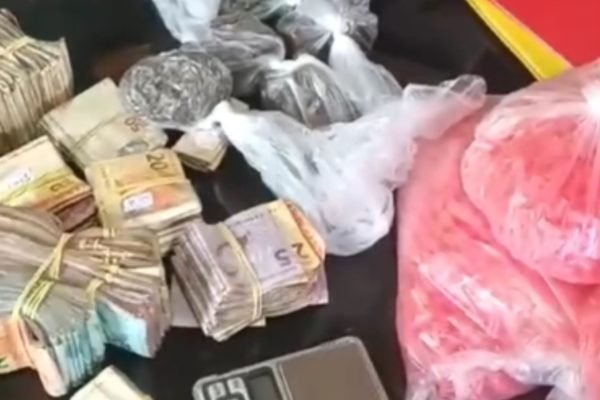 imagem mostra drogas e dinheiro apreendidos pela PM - Metrópoles