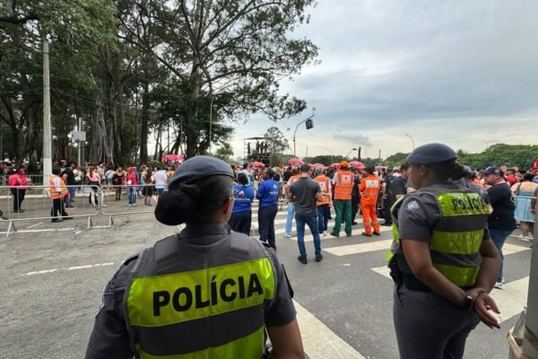 Imagem mostra policiais em patrulhamento no Carnaval paulista - Metrópoles