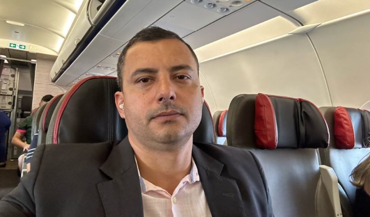 Selfie de homem branco sentado em interior de avisão