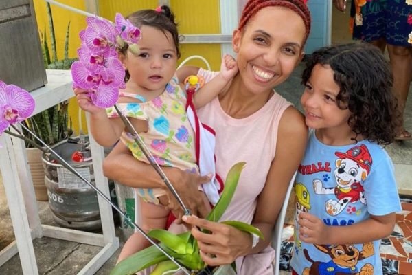Nathalia Santos chamega os dois filhos após receber alta - Metrópoles