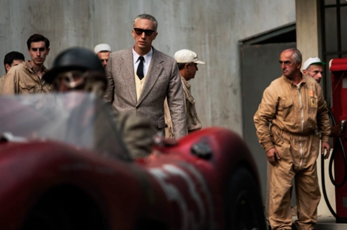 Cena colorida do filme Ferrari, de Michael Mann - Metrópoles