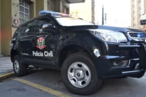 foto colorida de viatura da Polícia Civil de SP em frente a um prédio da corporação - Metrópoles