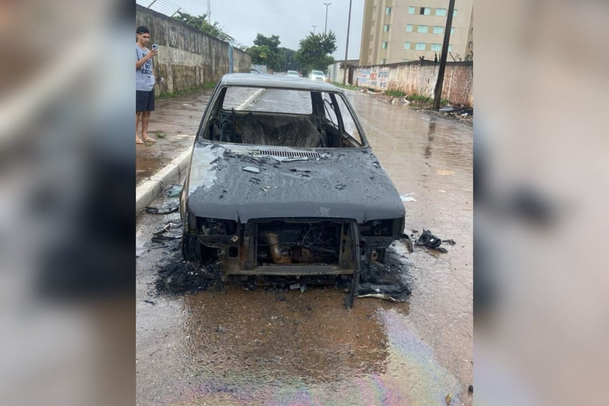 Imagem colorida de um carro carbonizado - Metrópoles