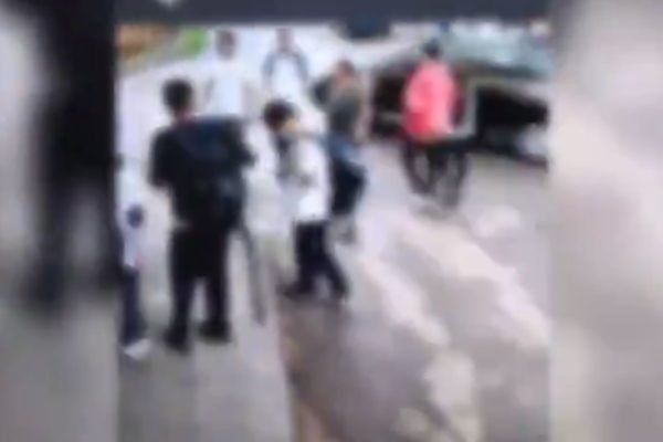 Foto colorida de briga em escola de Anápolis que acabou com estudante morto após ataque de mãe e filho - Metrópoles