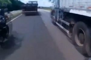 Imagem colorida mostra motociclista momentos antes de bater em caminhão e voar em rodovia no interior de São Paulo - Metrópoles