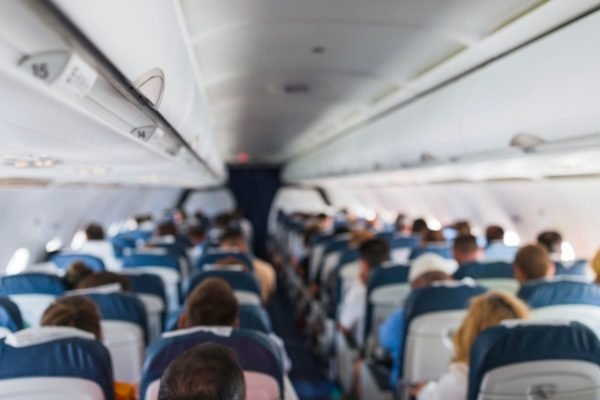 cabine de avião com passageiros