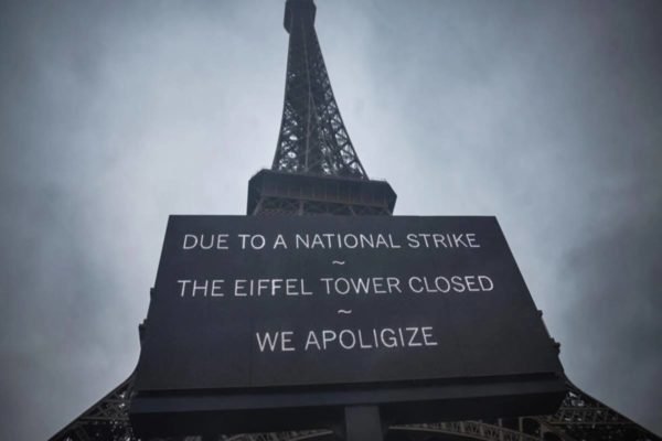 Imagem em preto e branco da Torre Eiffel - Metrópoles