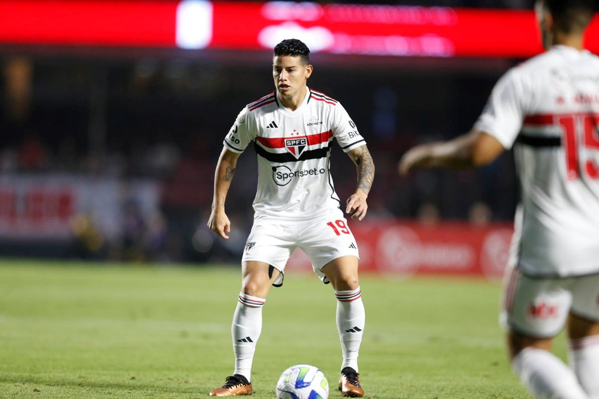 James Rodriguez com bola no pé - Metrópoles