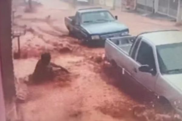 Vídeo mostra momento em que mulher e neto são arrastados por enxurrada |  Metrópoles