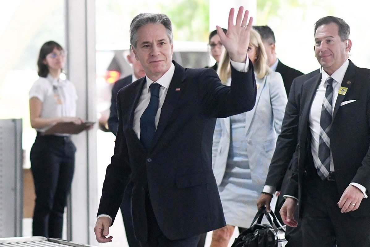 Antony Blinken, secretrio dos Estados Unidos, acena ao chegar ao Palcio do Planalto para encontrar o presidente Lula - Metrpoles