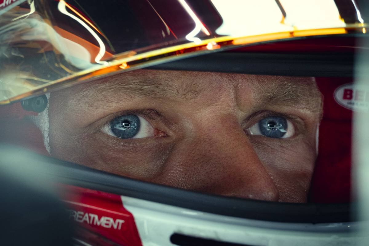 F1: Dirigir para Viver, da Netflix. Piloto de Fórmula 1 usando capacete - Metrópoles