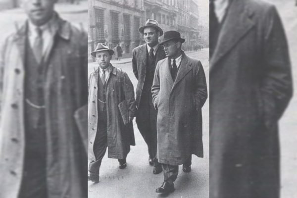 Leo Longanesi com Alberto Moravia e Pietro Albonetti caminhando por Roma em 1940 - metrópoles