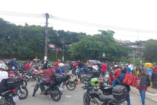 imagem colorida mostra protesto de motociclistas entregadores de delivery em São Paulo - Metrópoles