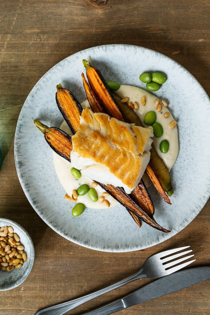 Prato com filé de bacalhau e legumes - Metrópoles