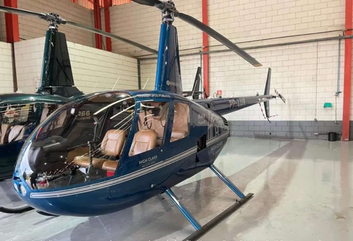 Helicóptero em hangar