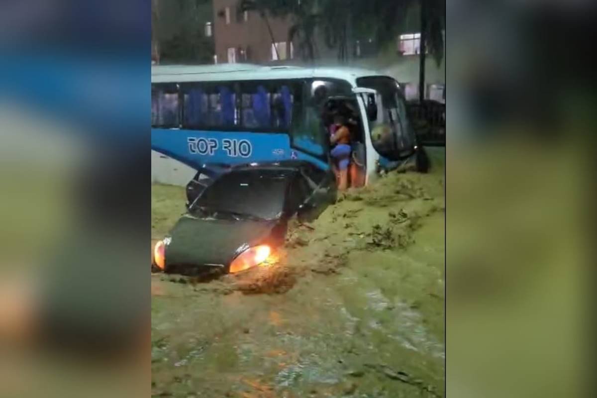 imagem colorida resgate mae e filhas enxurrada nova iguacu